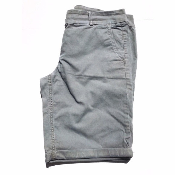 LOFT Pants - NWOT size 12 Loft green rolled Bermuda shorts